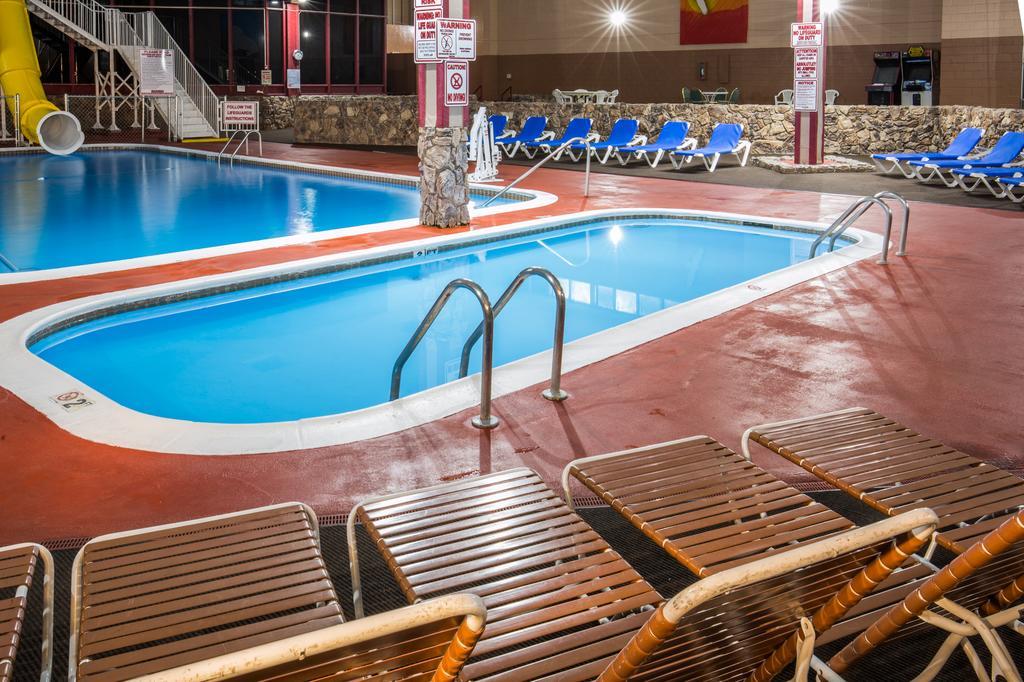 Ramada By Wyndham Medford Hotel & Conference Center Exterior photo