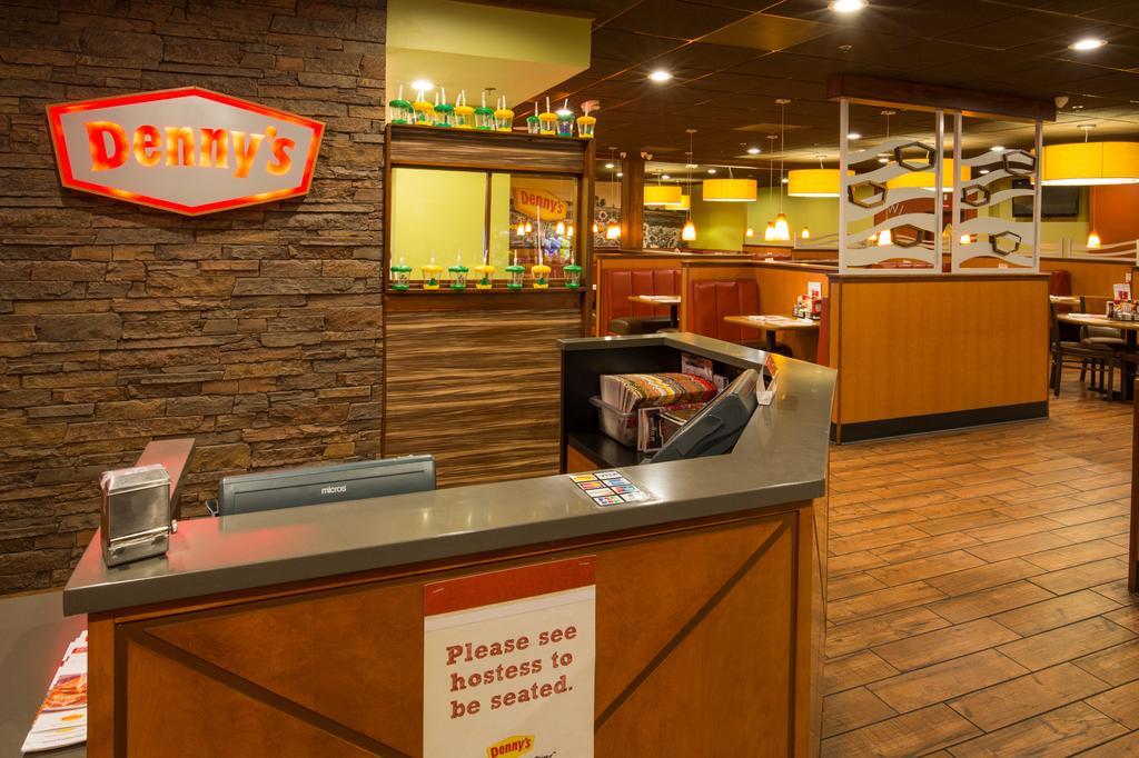 Ramada By Wyndham Medford Hotel & Conference Center Exterior photo