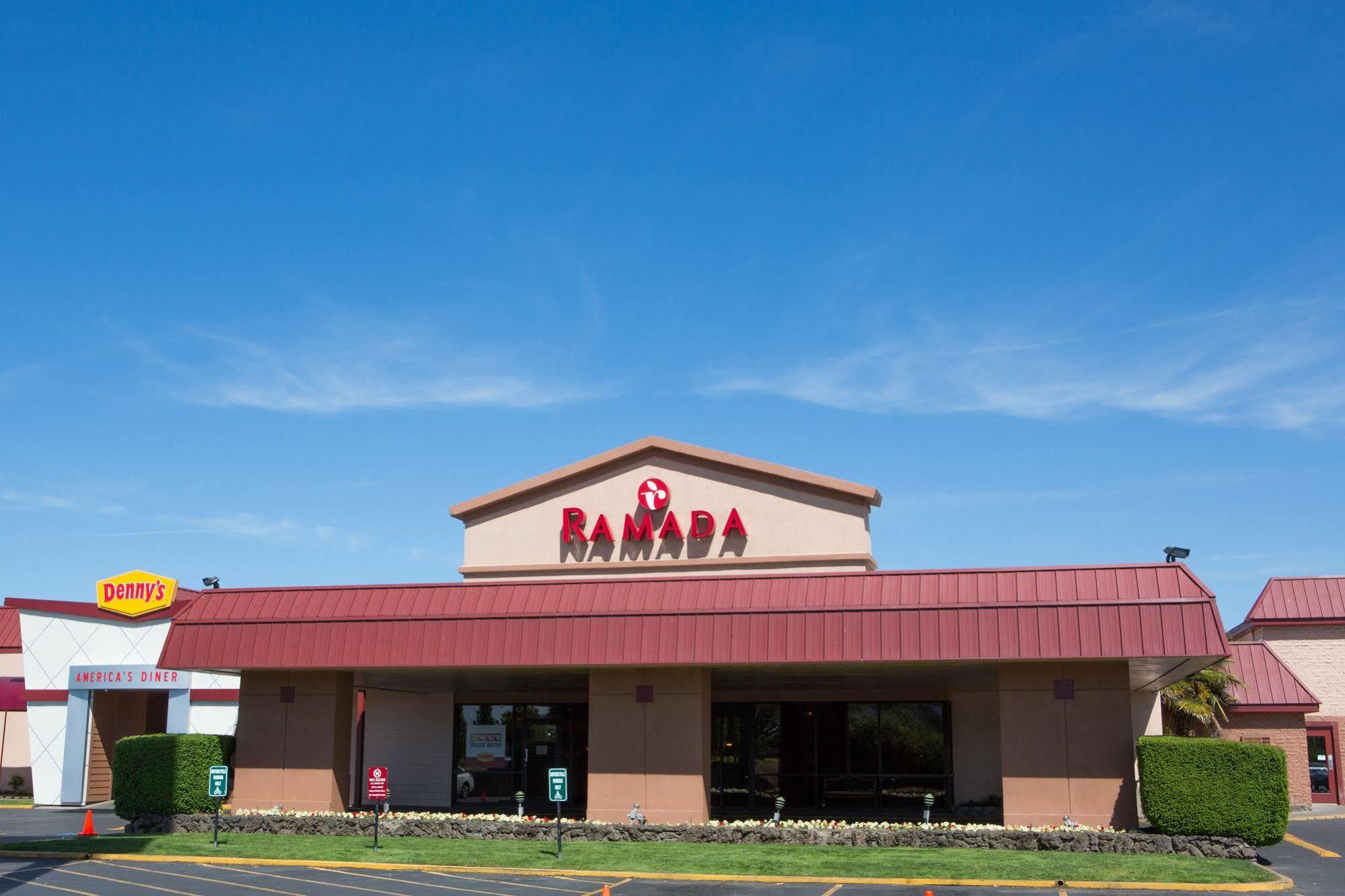 Ramada By Wyndham Medford Hotel & Conference Center Exterior photo