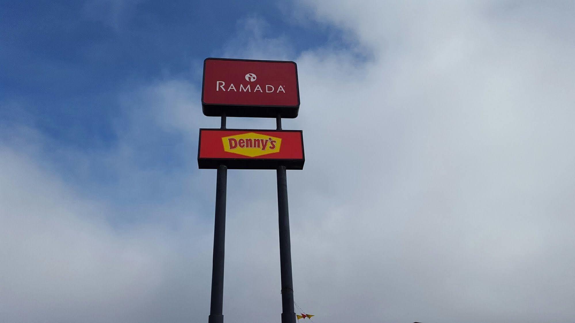 Ramada By Wyndham Medford Hotel & Conference Center Exterior photo