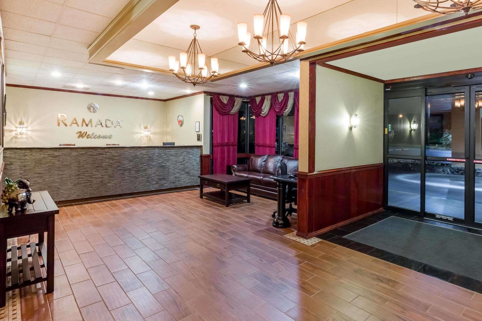 Ramada By Wyndham Medford Hotel & Conference Center Exterior photo