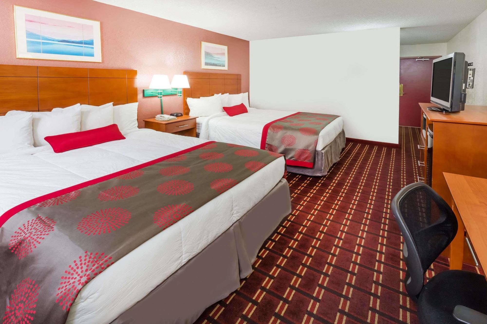 Ramada By Wyndham Medford Hotel & Conference Center Exterior photo