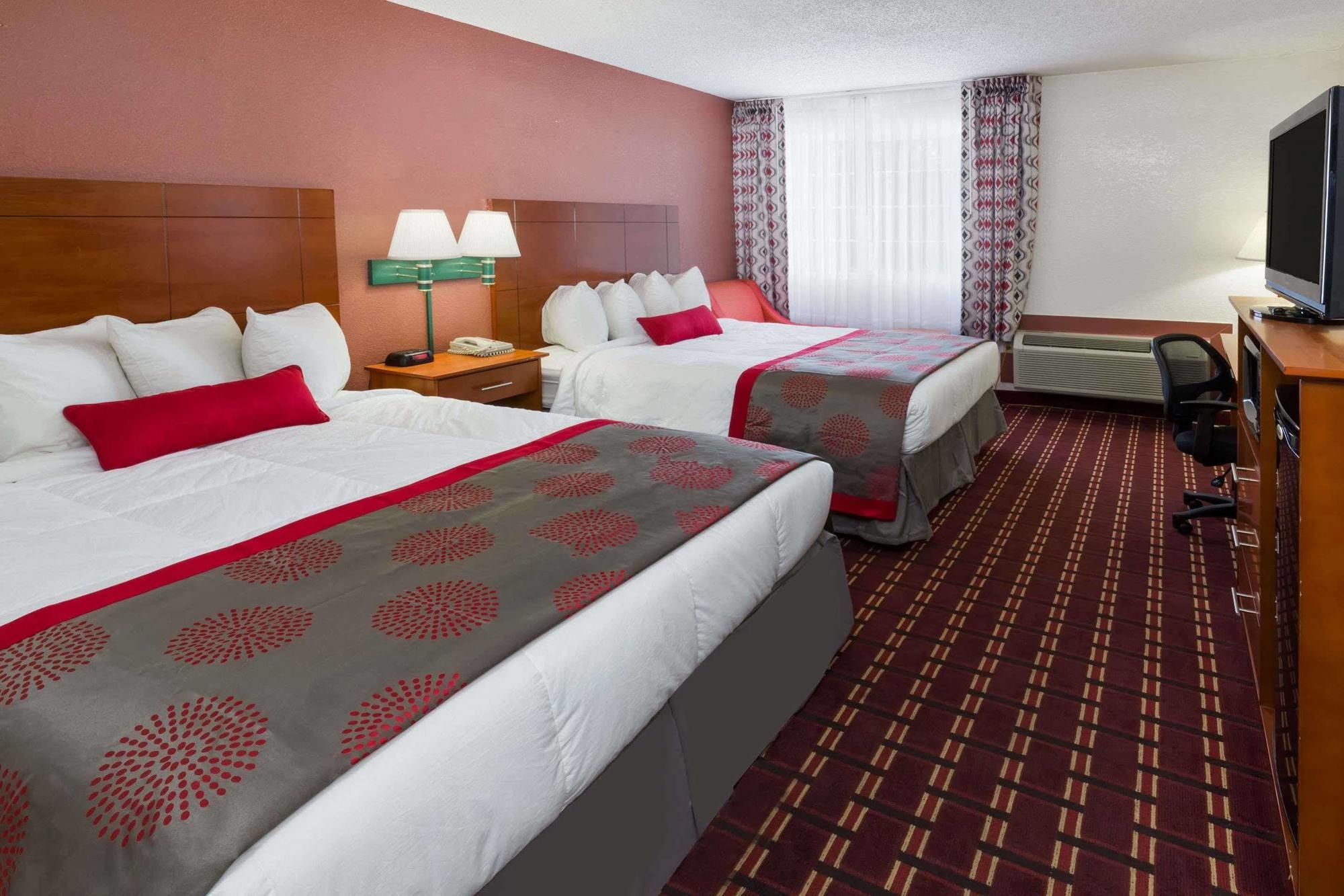 Ramada By Wyndham Medford Hotel & Conference Center Exterior photo