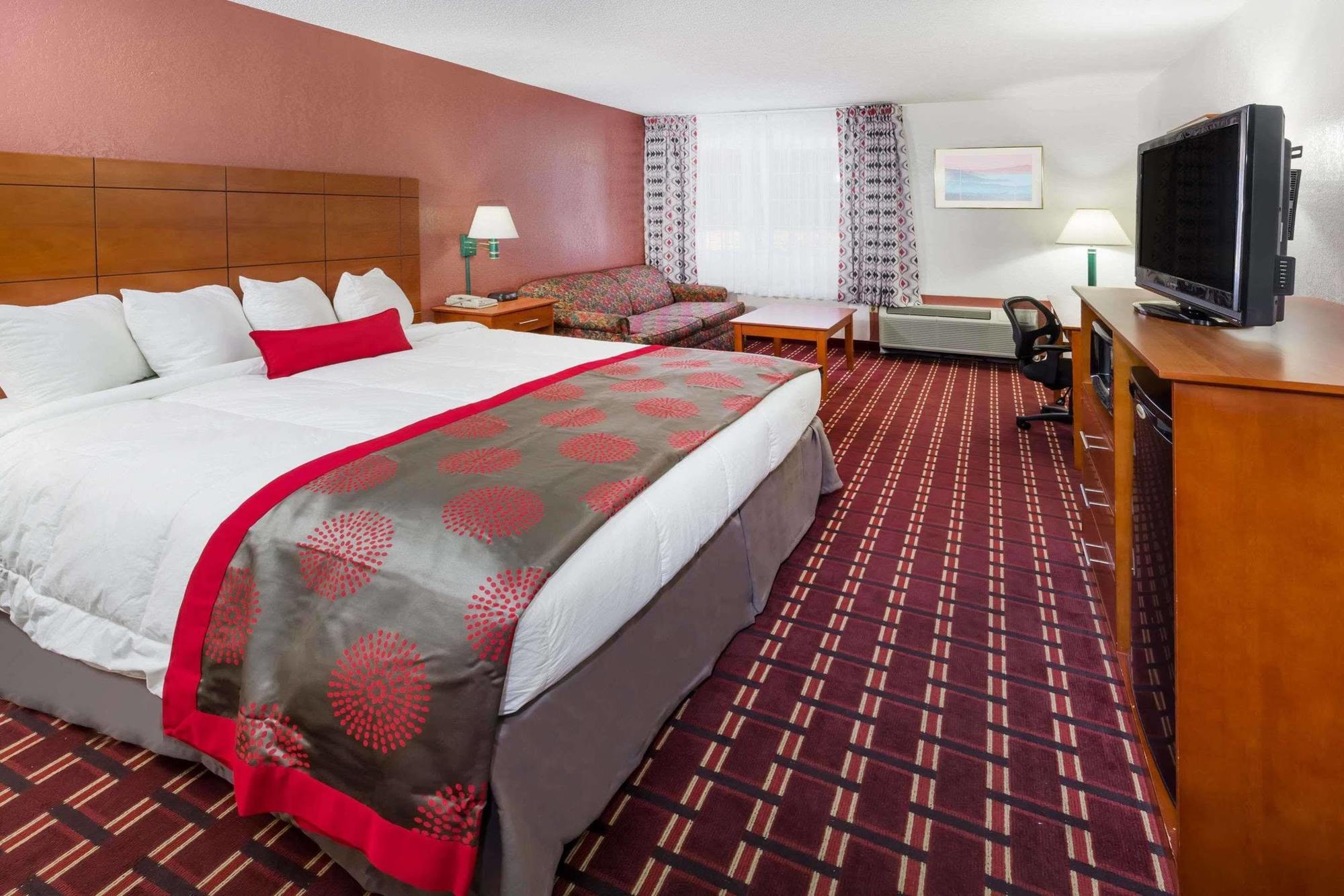 Ramada By Wyndham Medford Hotel & Conference Center Exterior photo