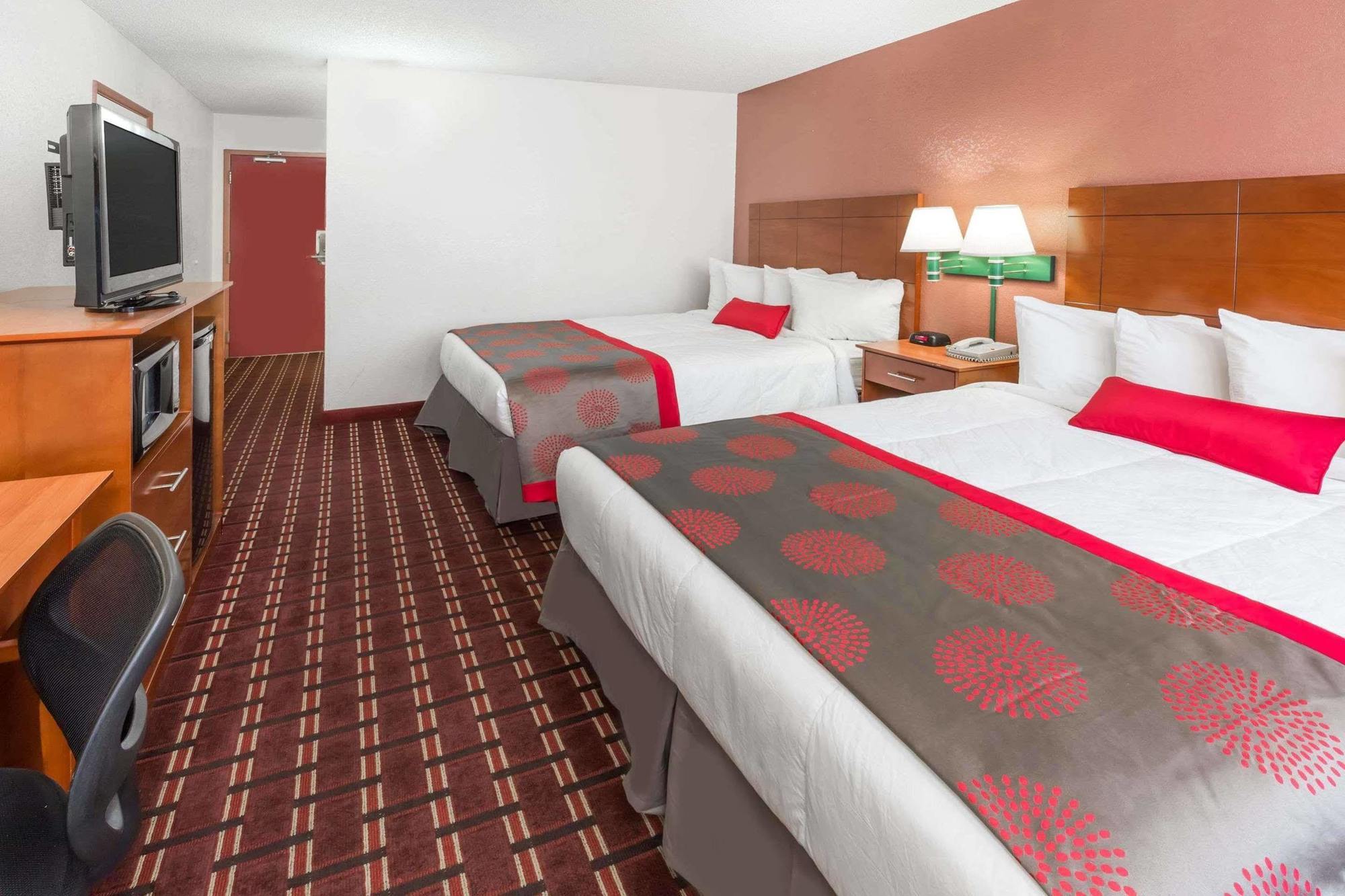 Ramada By Wyndham Medford Hotel & Conference Center Exterior photo