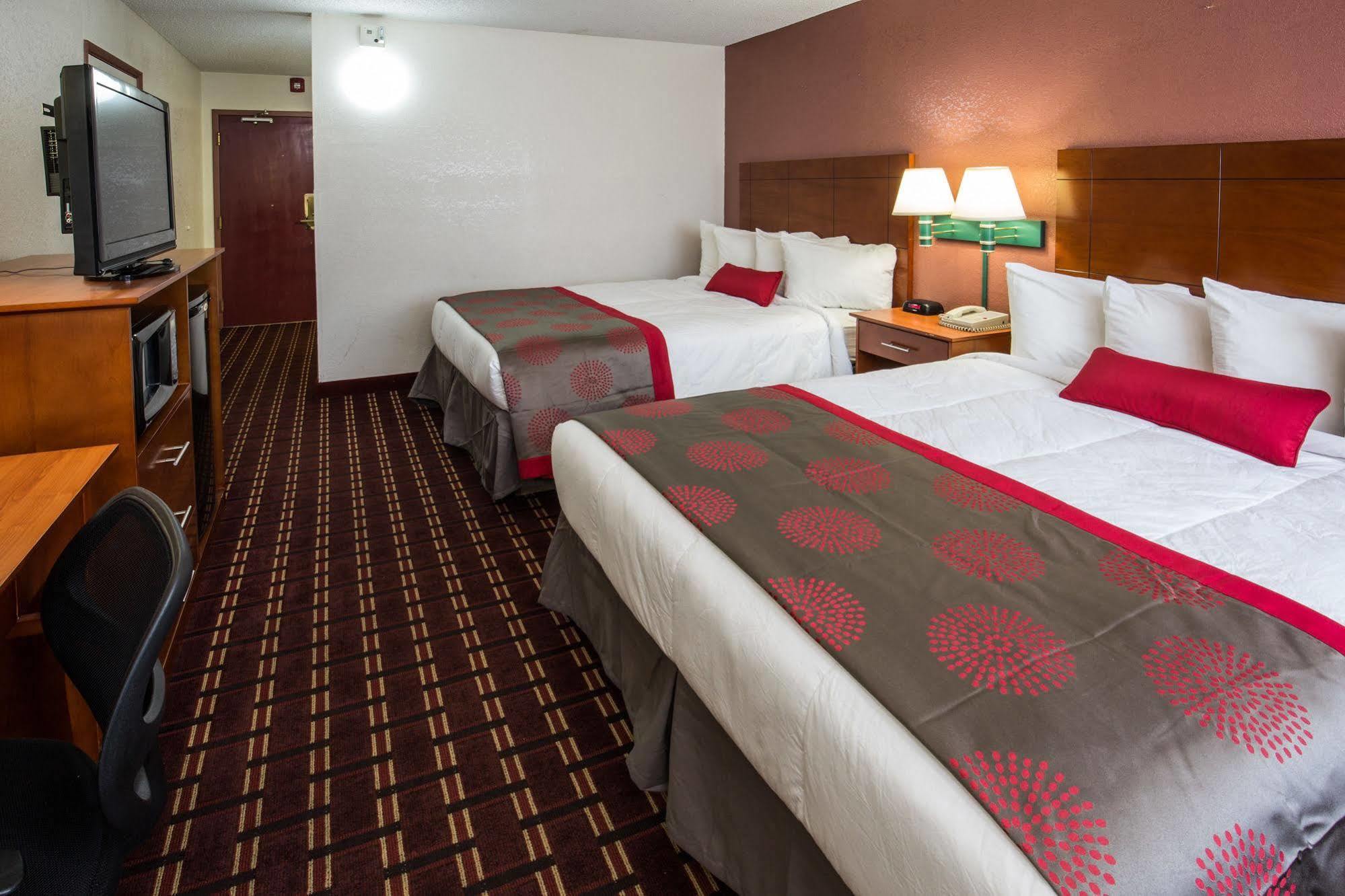 Ramada By Wyndham Medford Hotel & Conference Center Exterior photo