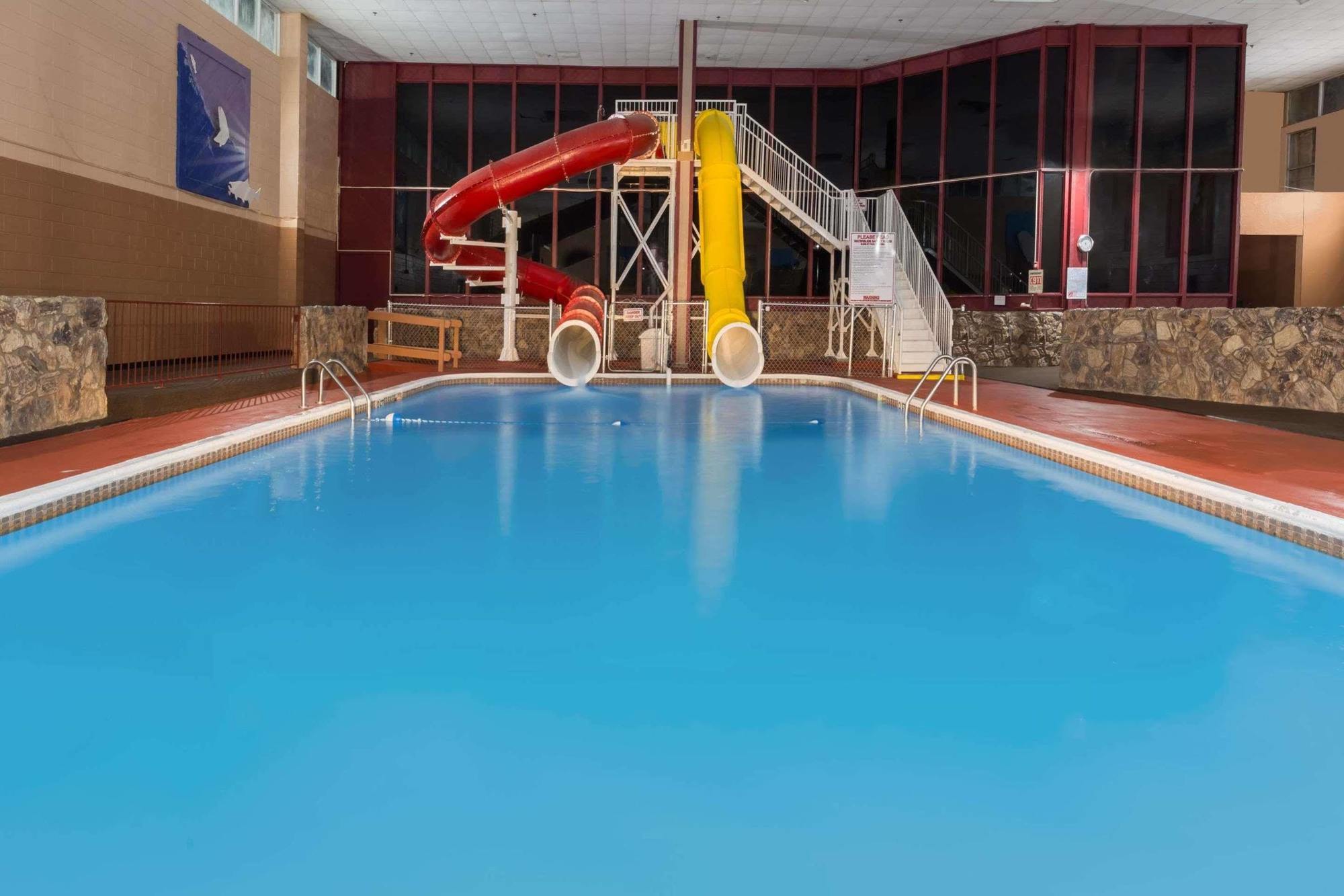 Ramada By Wyndham Medford Hotel & Conference Center Exterior photo