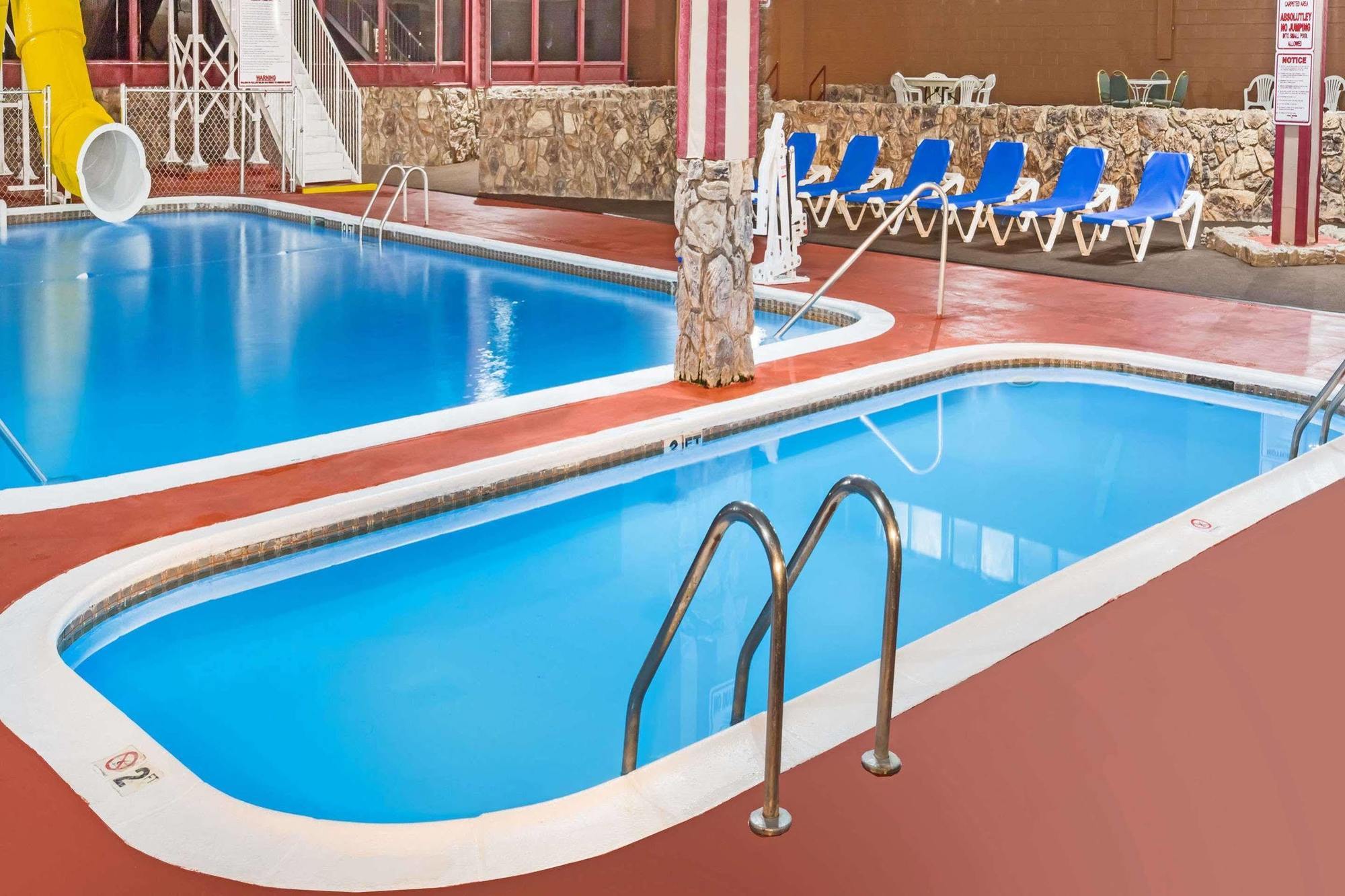 Ramada By Wyndham Medford Hotel & Conference Center Exterior photo