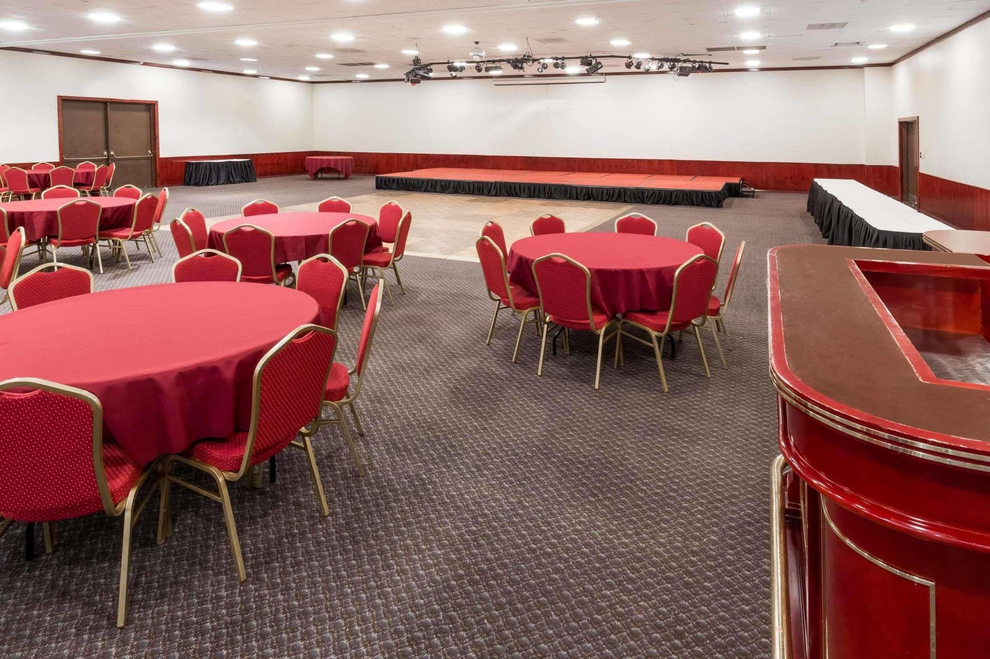 Ramada By Wyndham Medford Hotel & Conference Center Exterior photo