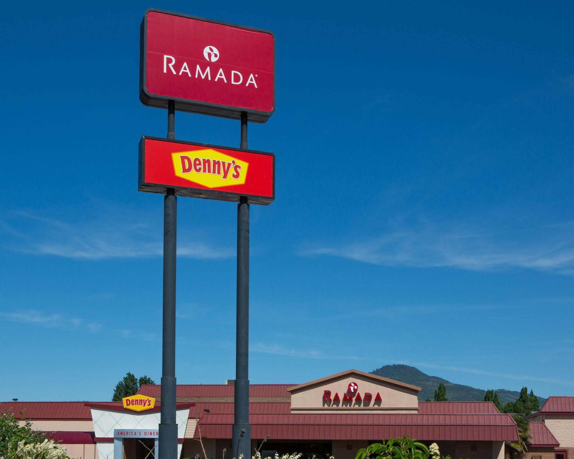 Ramada By Wyndham Medford Hotel & Conference Center Exterior photo