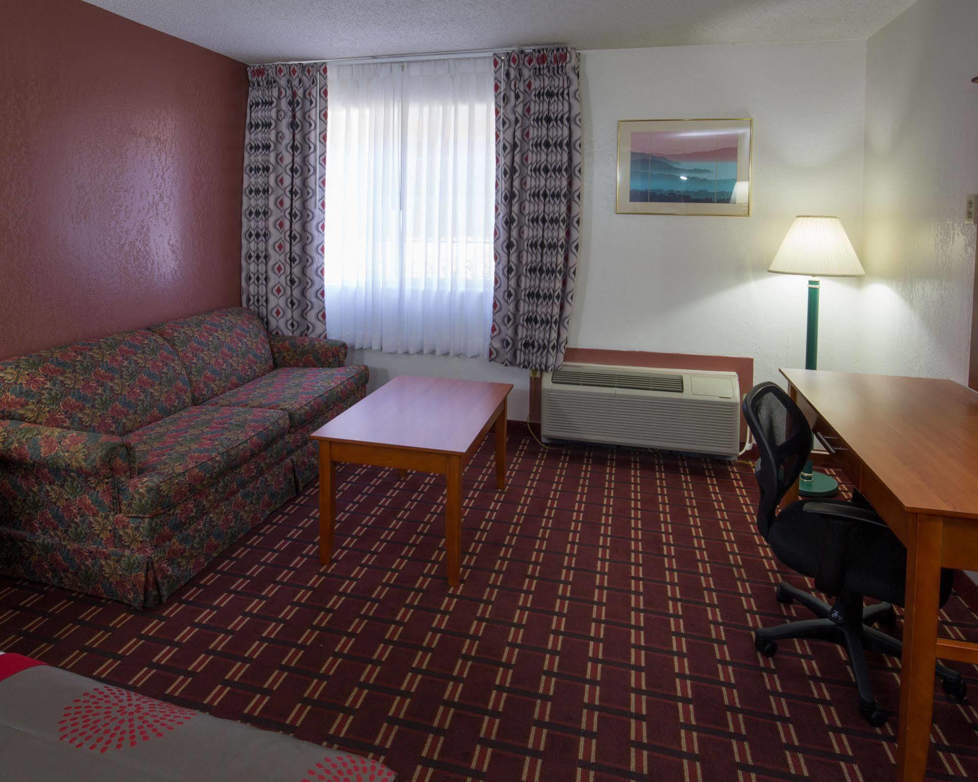 Ramada By Wyndham Medford Hotel & Conference Center Exterior photo