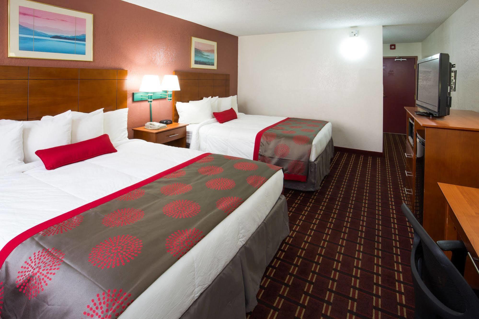Ramada By Wyndham Medford Hotel & Conference Center Exterior photo
