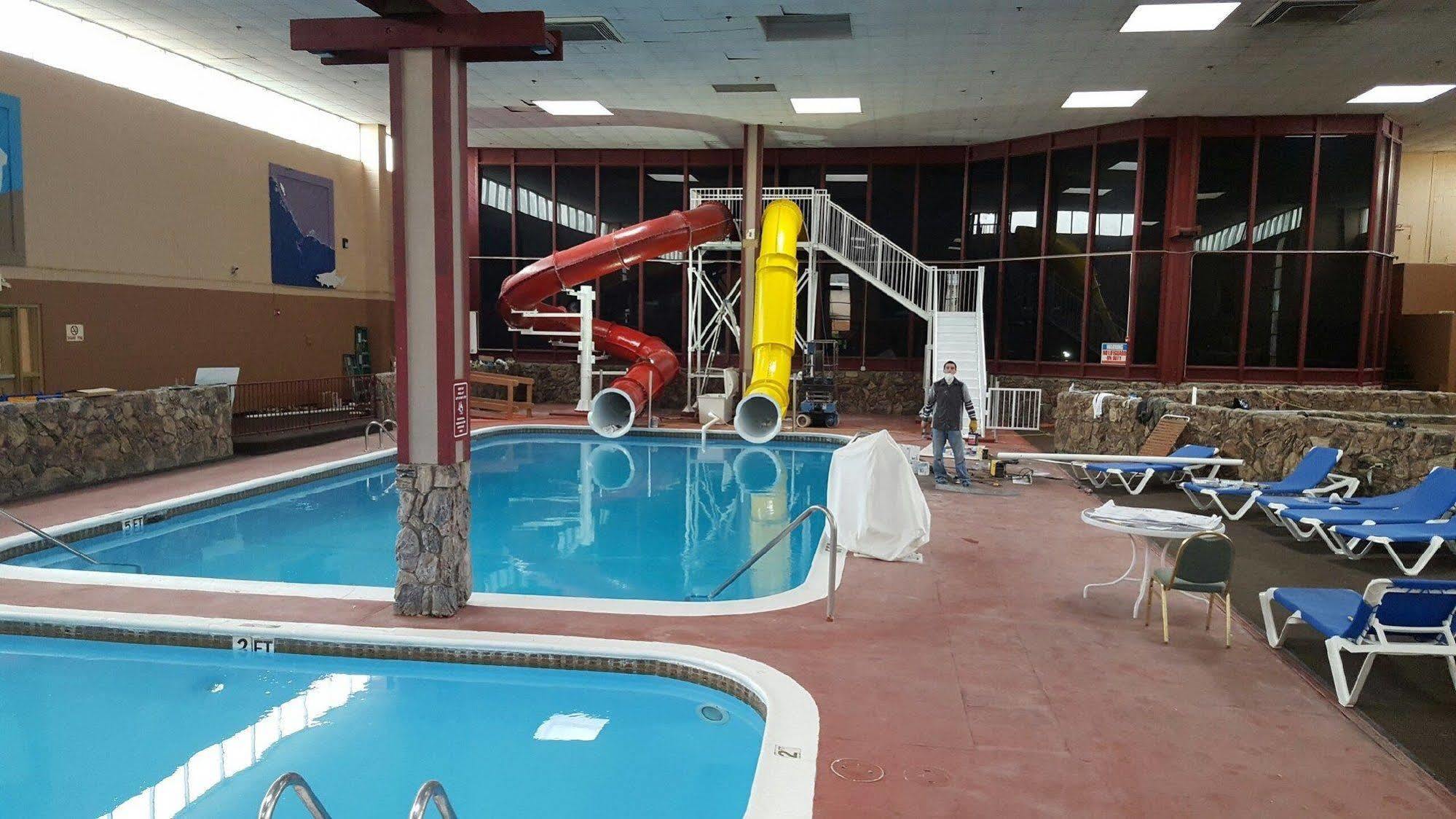 Ramada By Wyndham Medford Hotel & Conference Center Exterior photo