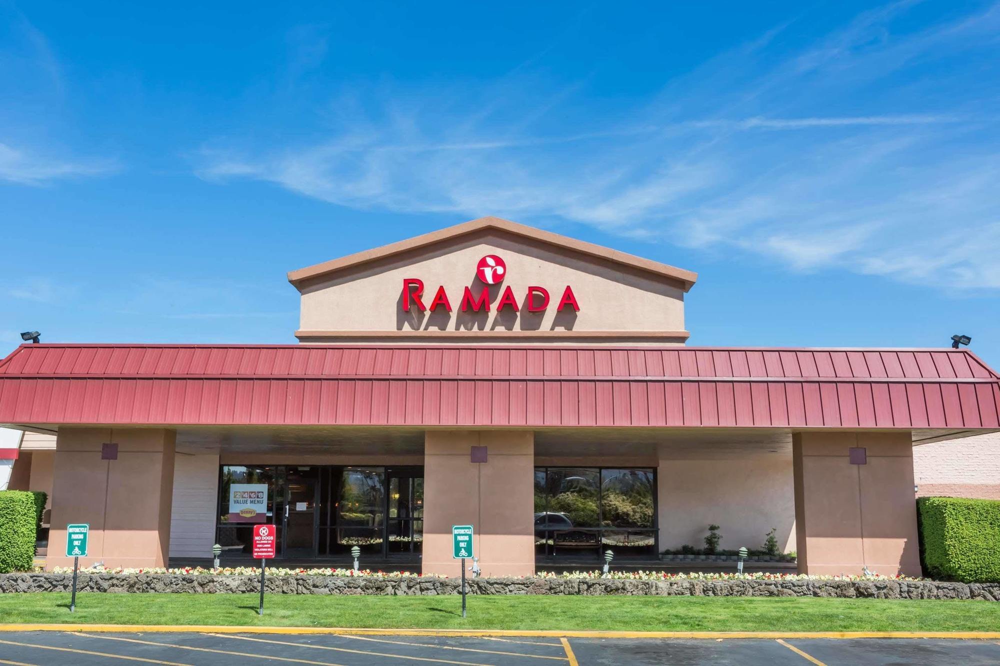 Ramada By Wyndham Medford Hotel & Conference Center Exterior photo